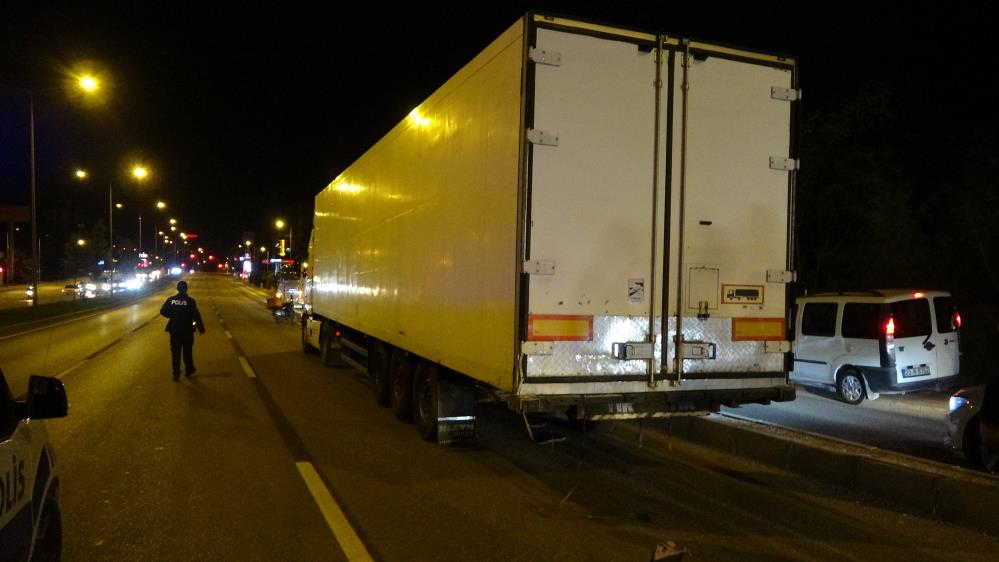 KONTROLDEN ÇIKAN OTOMOBİL TIRIN DORSESİNE ÇARPTI:
