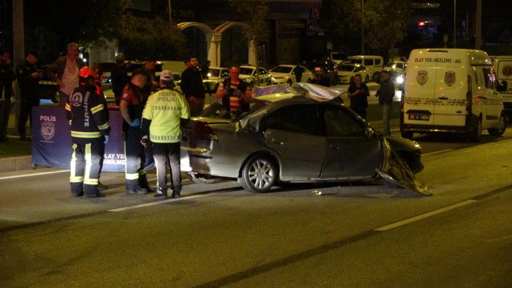 KONTROLDEN ÇIKAN OTOMOBİL TIRIN DORSESİNE ÇARPTI: