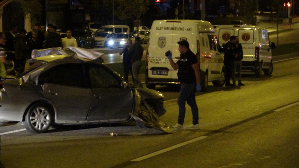KONTROLDEN ÇIKAN OTOMOBİL TIRIN DORSESİNE ÇARPTI: