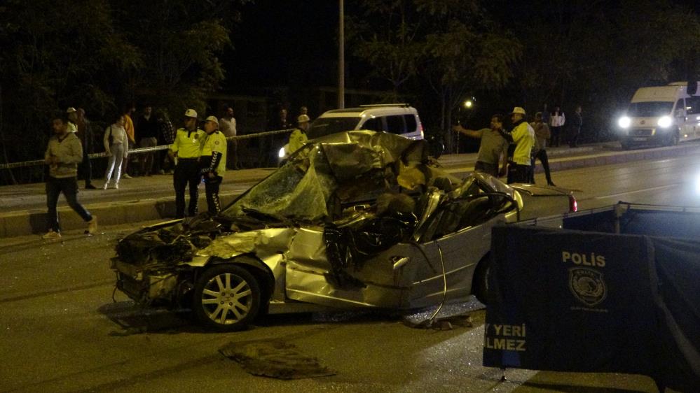 KONTROLDEN ÇIKAN OTOMOBİL TIRIN DORSESİNE ÇARPTI: