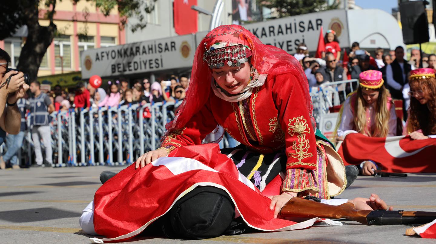 KURTULUŞ MÜCADELESİNİ CANLANDIRARAK YÜREKLERİ ISITTILAR
