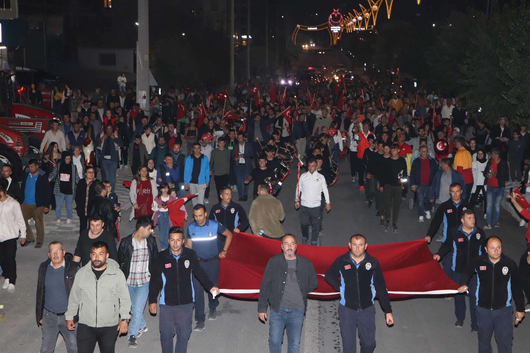 "BÜYÜK MÜCADELELERLE KURULAN CUMHURİYET BİZE ARMAĞAN"