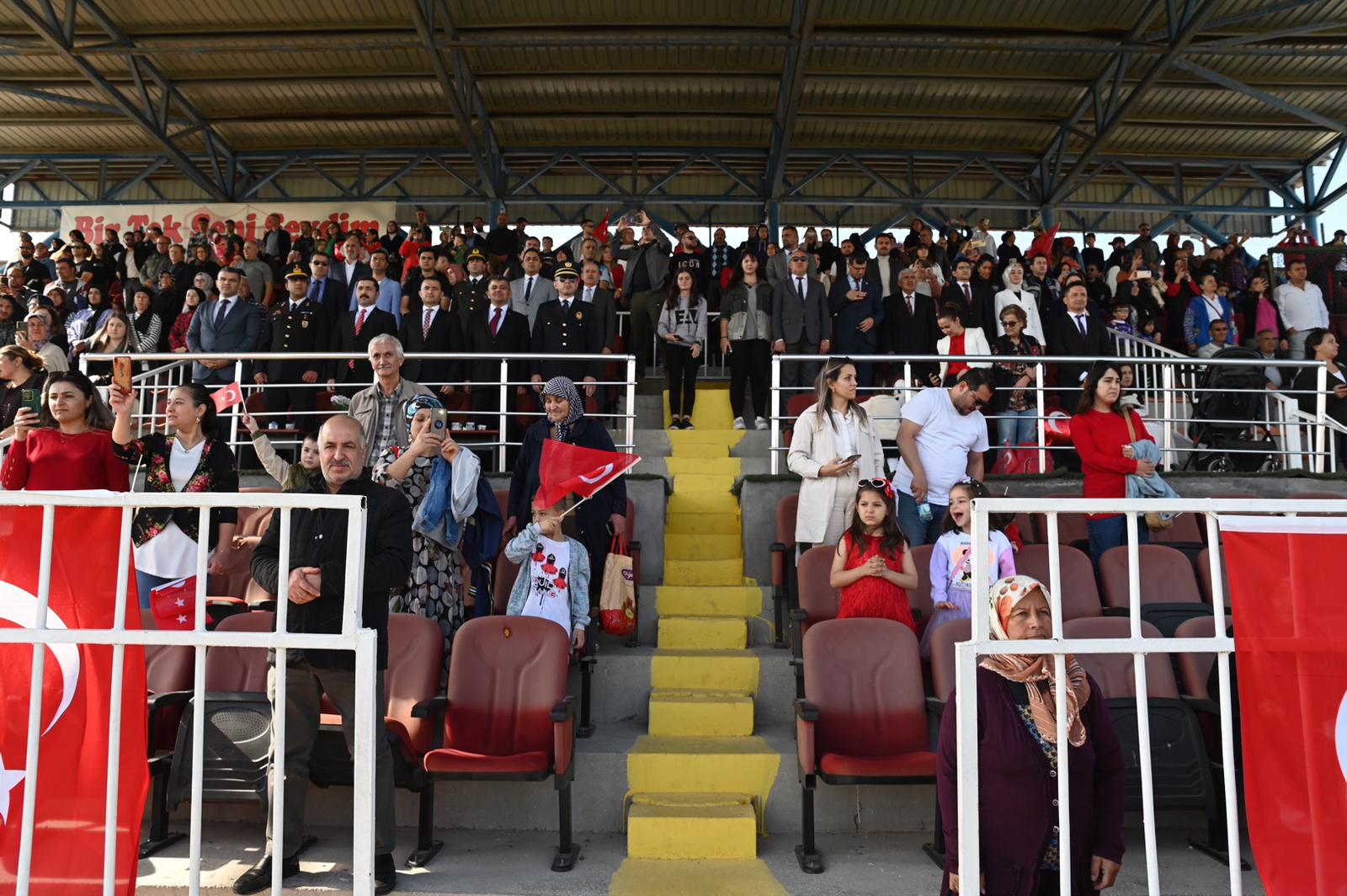 "BÜYÜK MÜCADELELERLE KURULAN CUMHURİYET BİZE ARMAĞAN"