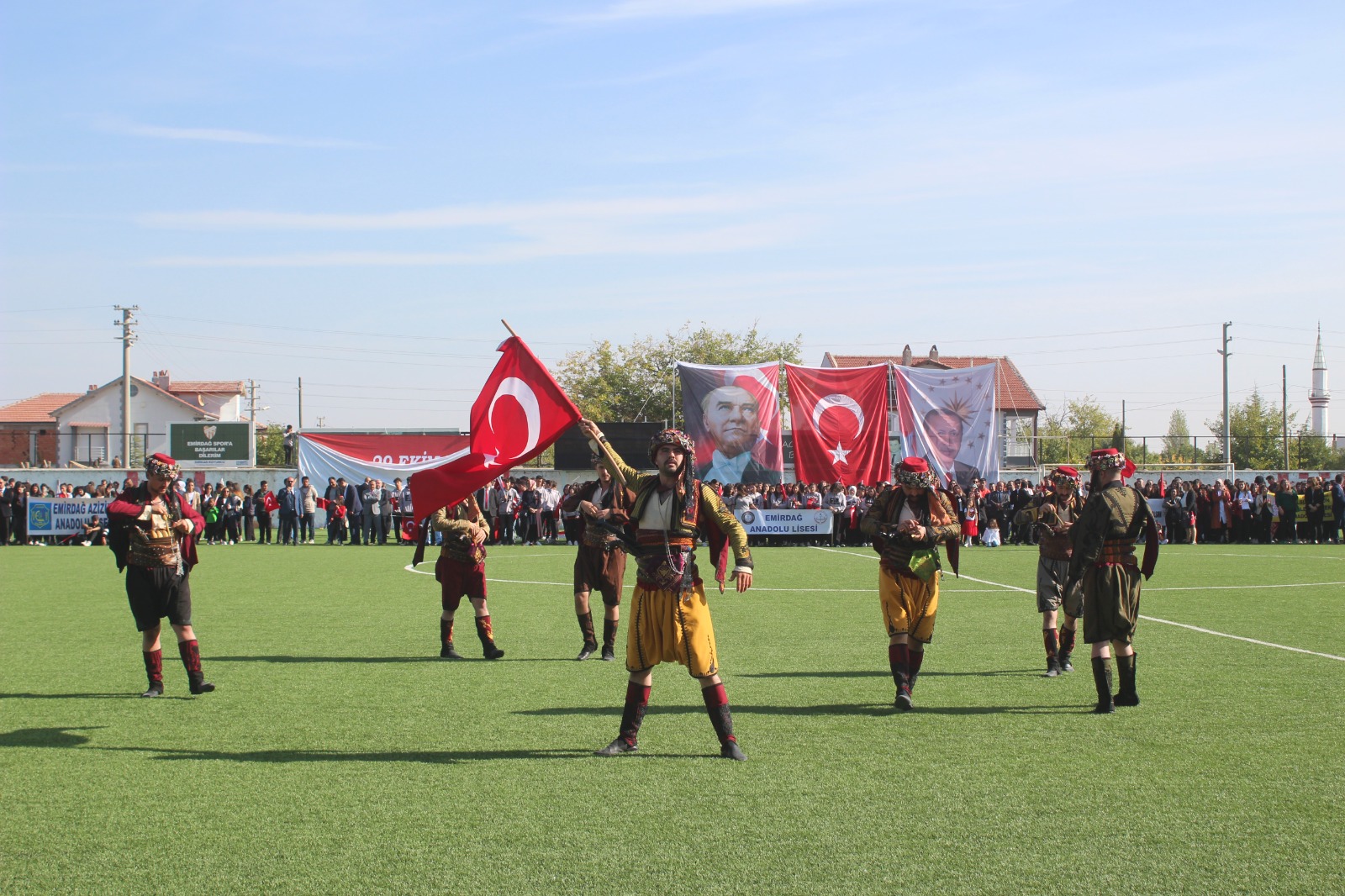 "BÜYÜK MÜCADELELERLE KURULAN CUMHURİYET BİZE ARMAĞAN"