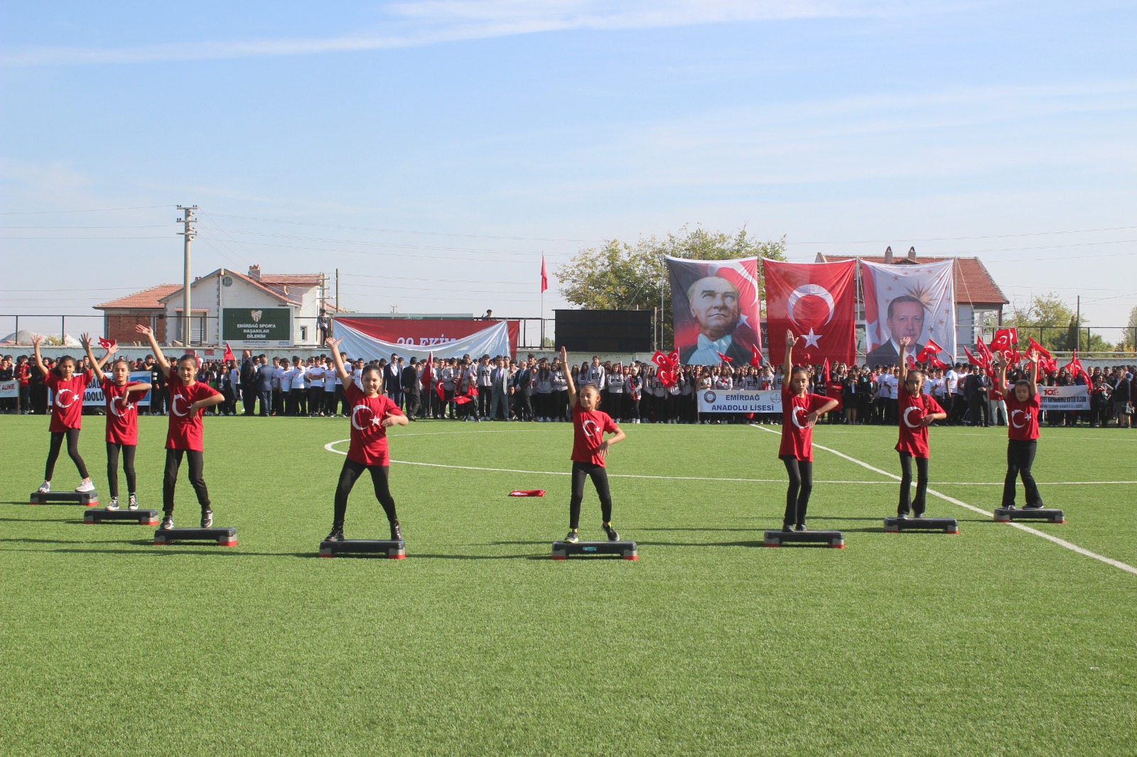 "BÜYÜK MÜCADELELERLE KURULAN CUMHURİYET BİZE ARMAĞAN"