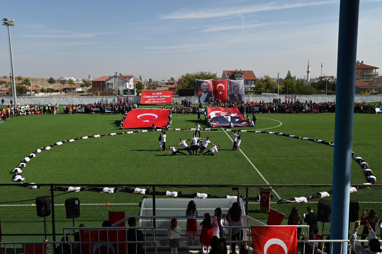 "BÜYÜK MÜCADELELERLE KURULAN CUMHURİYET BİZE ARMAĞAN"