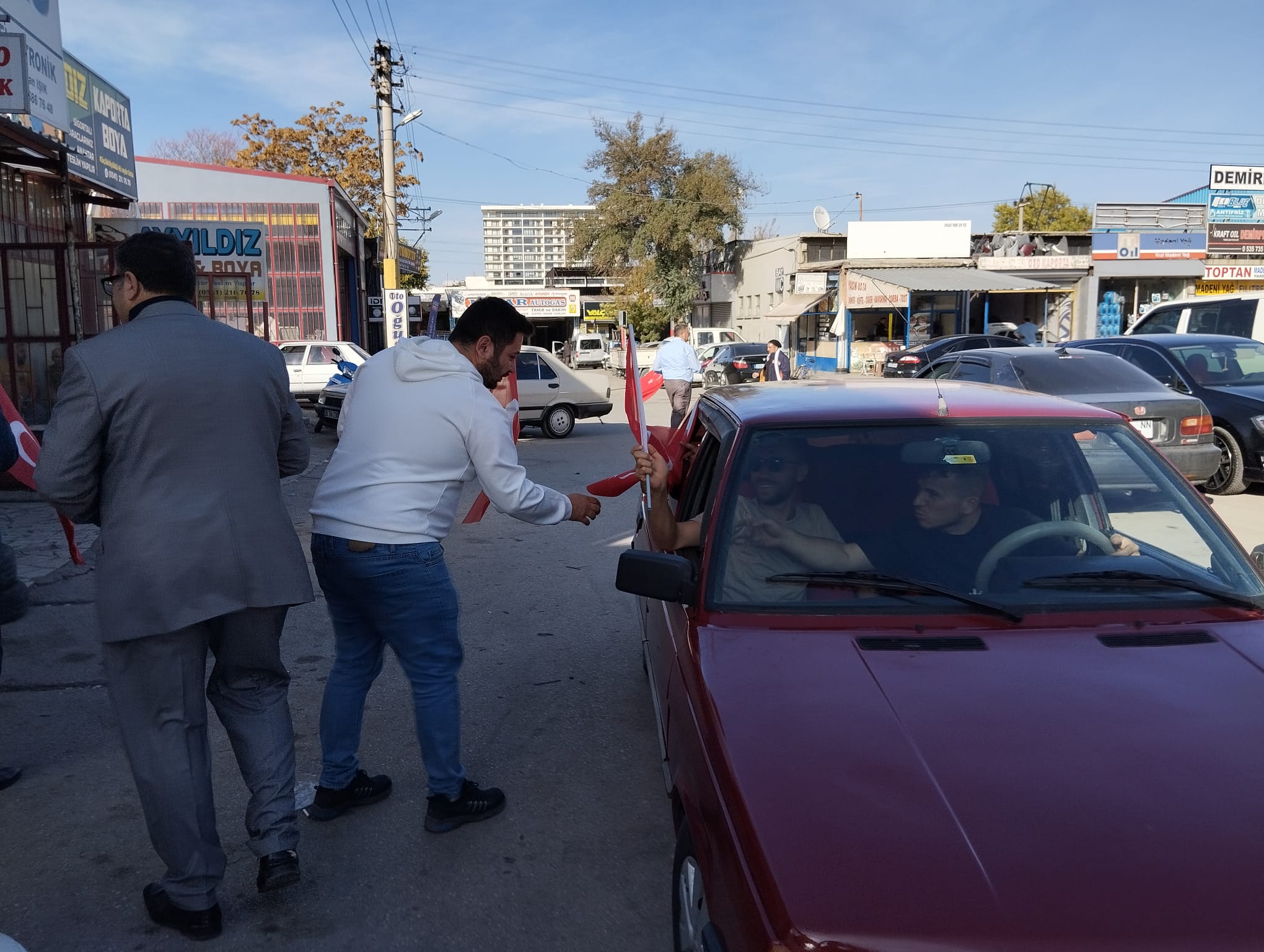 İYİ PARTİ AFYONKARAHİSAR SOKAKLARINI KIRMIZI BEYAZA BOYADI