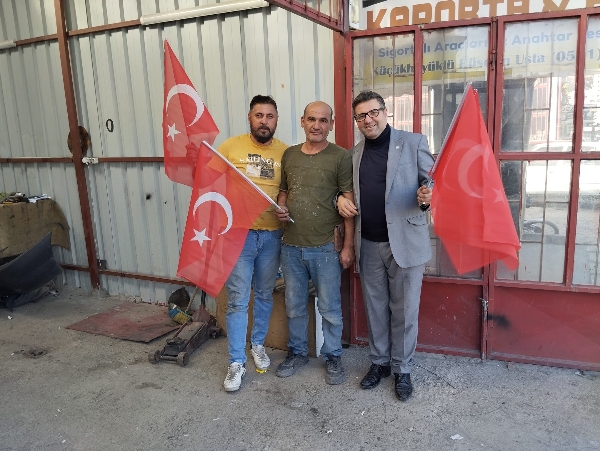 İYİ PARTİ AFYONKARAHİSAR SOKAKLARINI KIRMIZI BEYAZA BOYADI