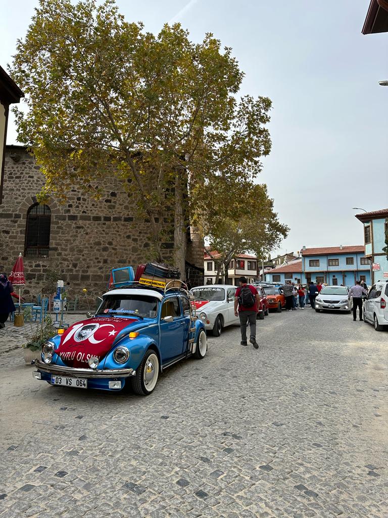 MECNUN GİBİ DOLAŞIYORLAR