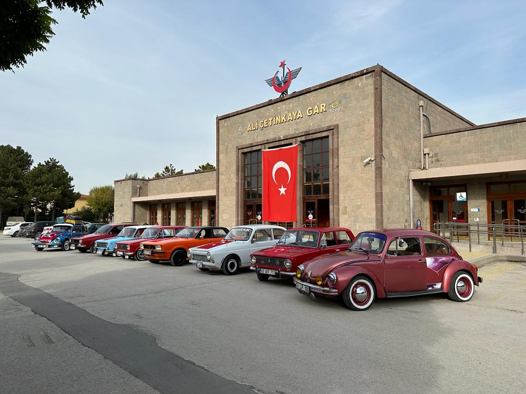 MECNUN GİBİ DOLAŞIYORLAR