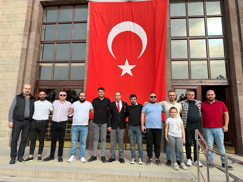 MECNUN GİBİ DOLAŞIYORLAR