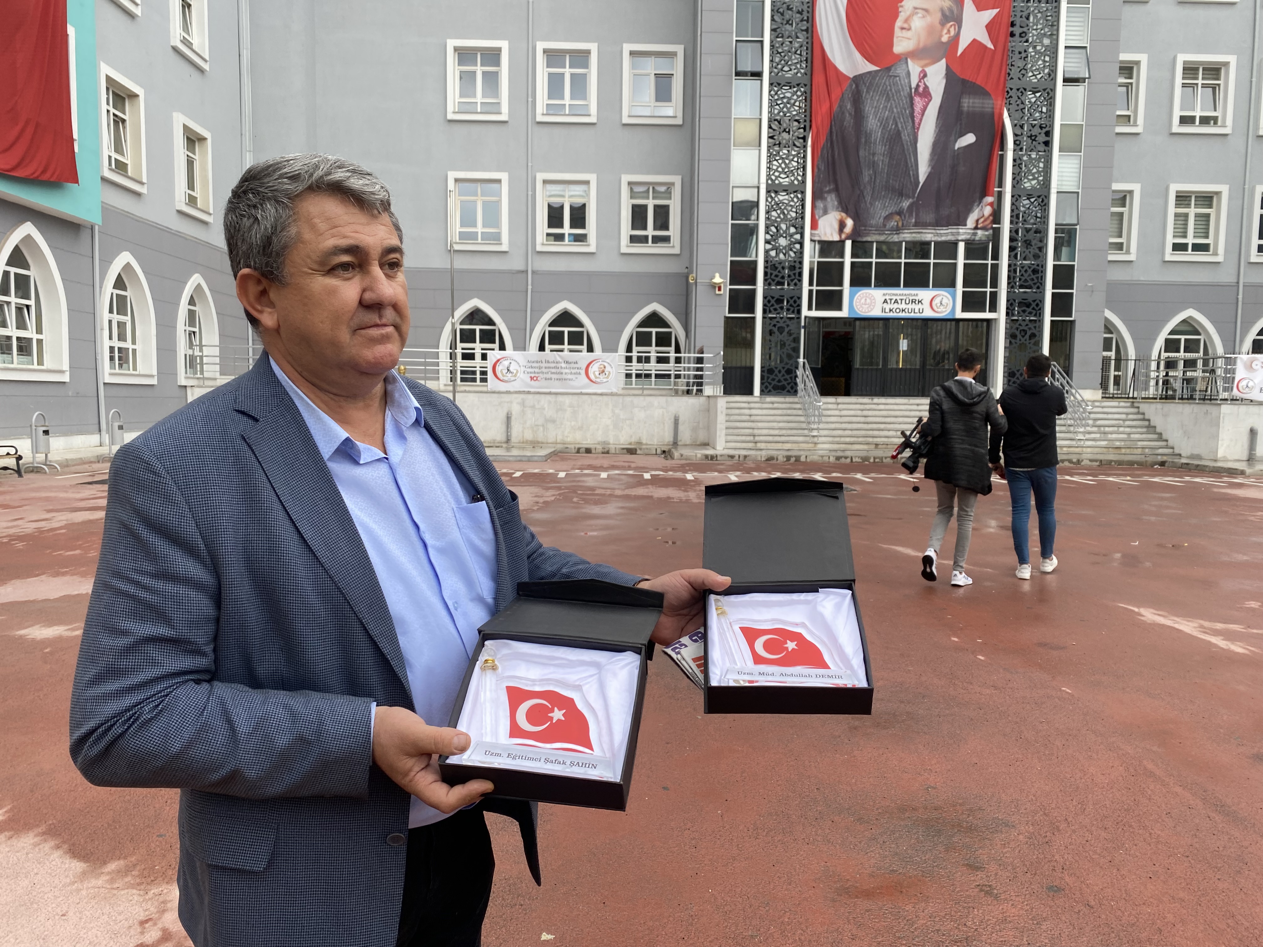 "KEŞKE ÇOCUĞUMA BAYRAK VERİP SALLATSAYDINIZ"