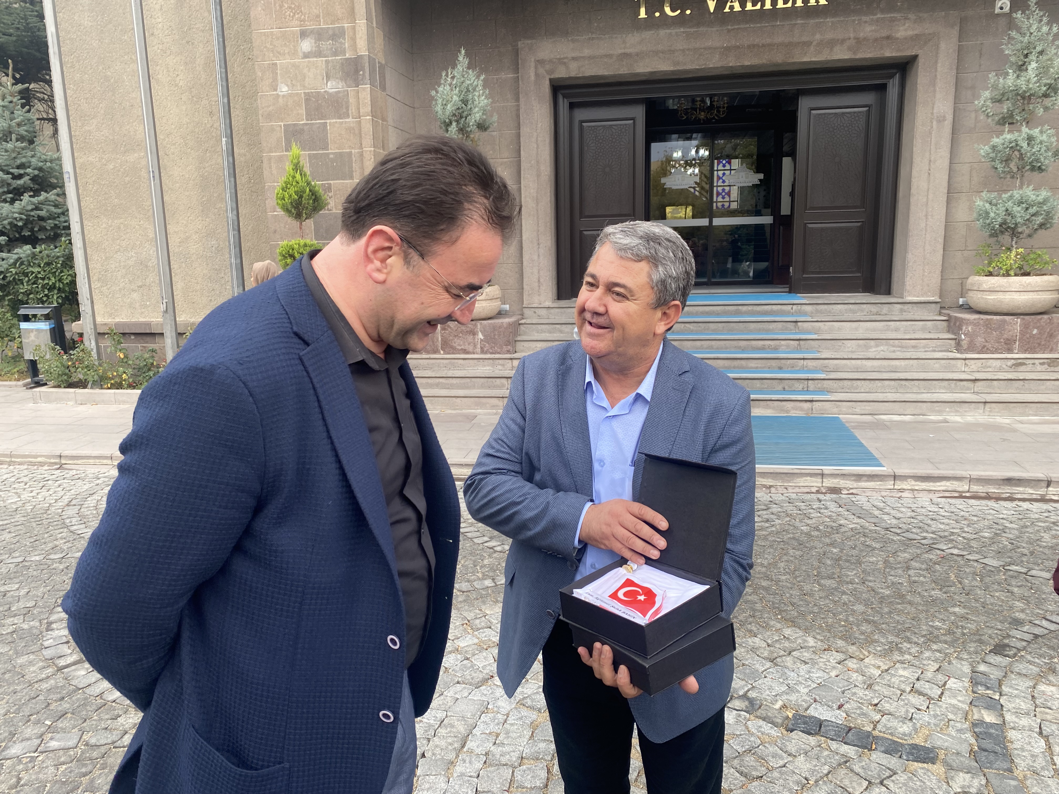 "KEŞKE ÇOCUĞUMA BAYRAK VERİP SALLATSAYDINIZ"