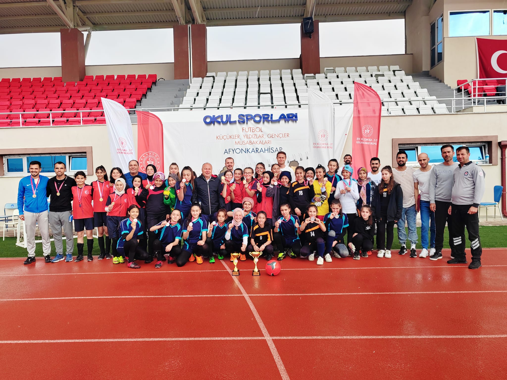 Taşoluk Fatih Ortaokulu Yıldız Kızlar Futbol Şampiyonu
