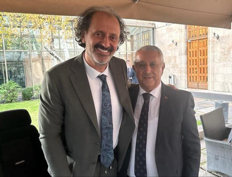 BAŞKAN ZEYBEK ÜNLÜ PİYANİST İLE