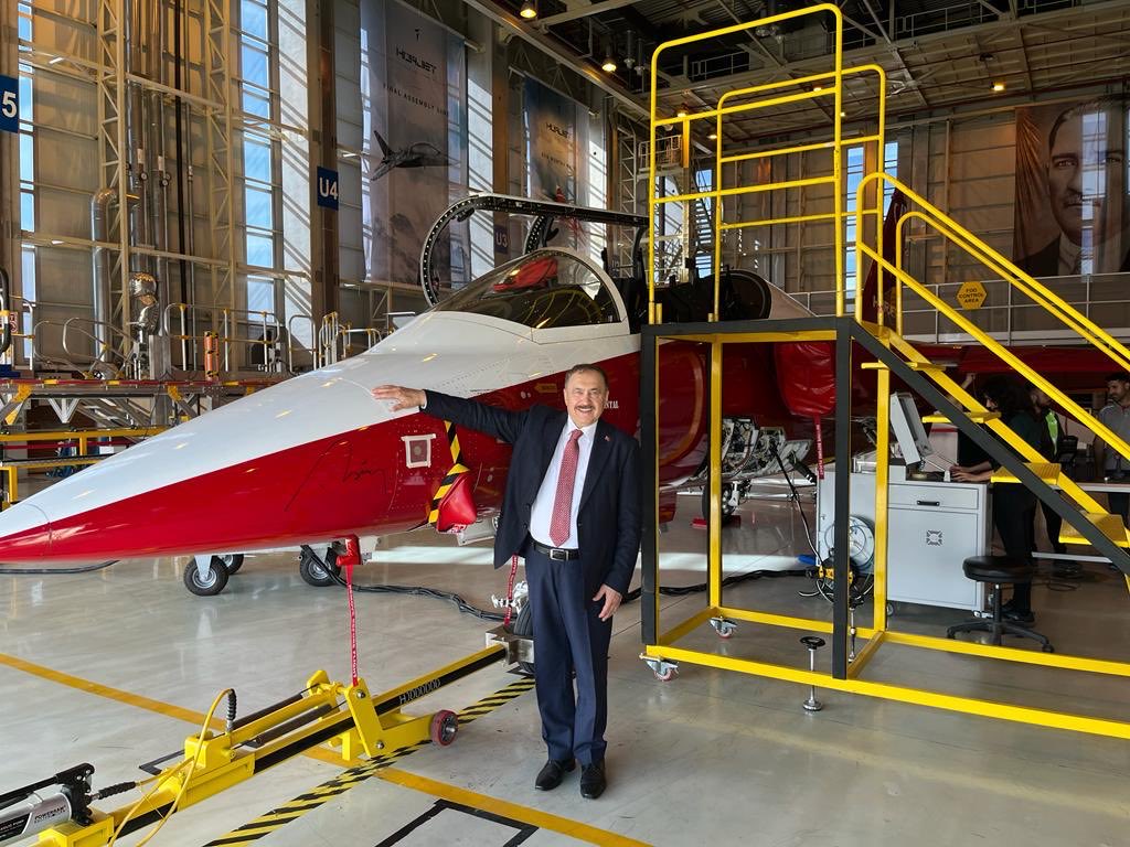 EROĞLU HÜRJET'İ  HANGARDA İNCELEDİ