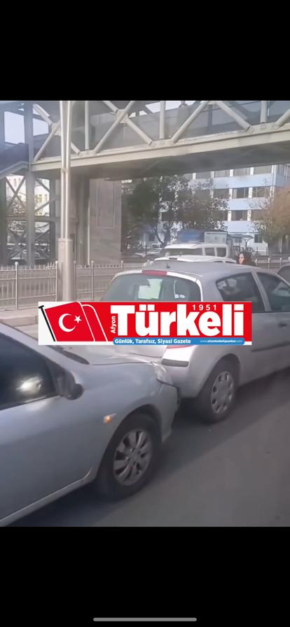 AFYON'DA ESKİ DEVLET HASTANESİ ÖNÜNDE ZİNCİRLEME KAZA