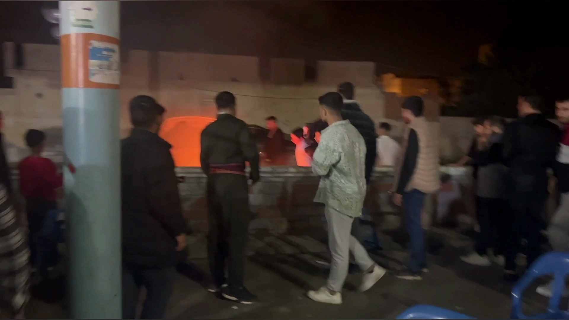 HALAYI BIRAKAN DAVETLİLER YANGINI SÖNDÜRMEYE GİTTİ