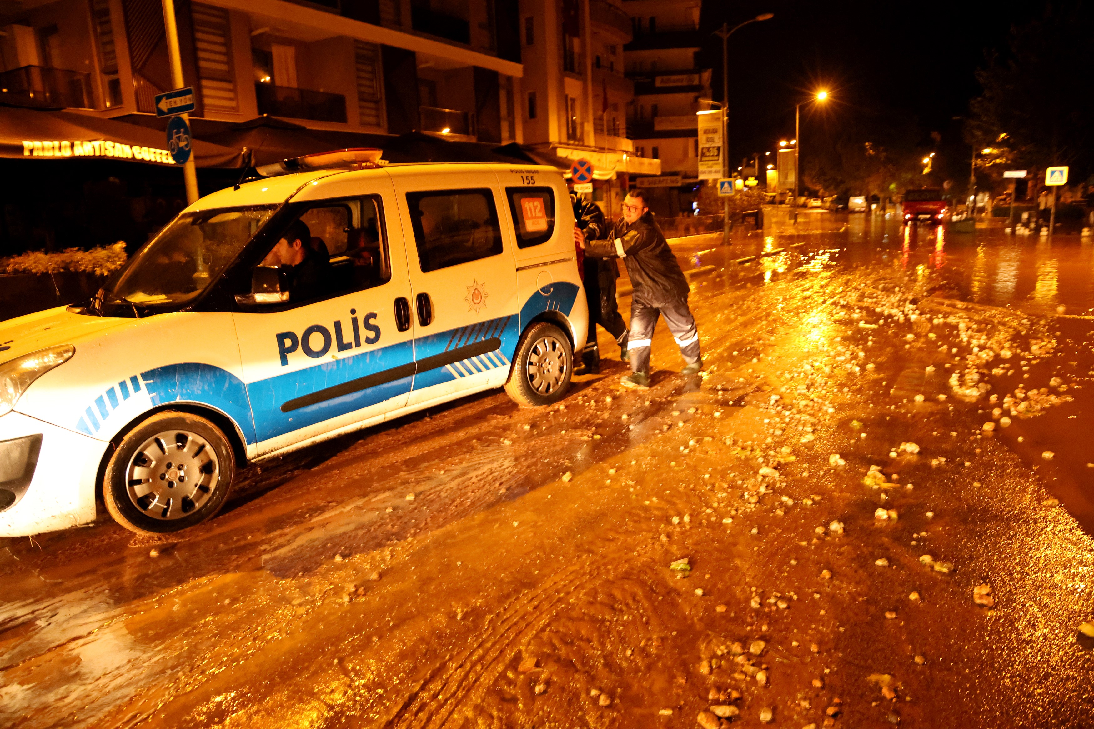 EVLERİ SU BASTI!