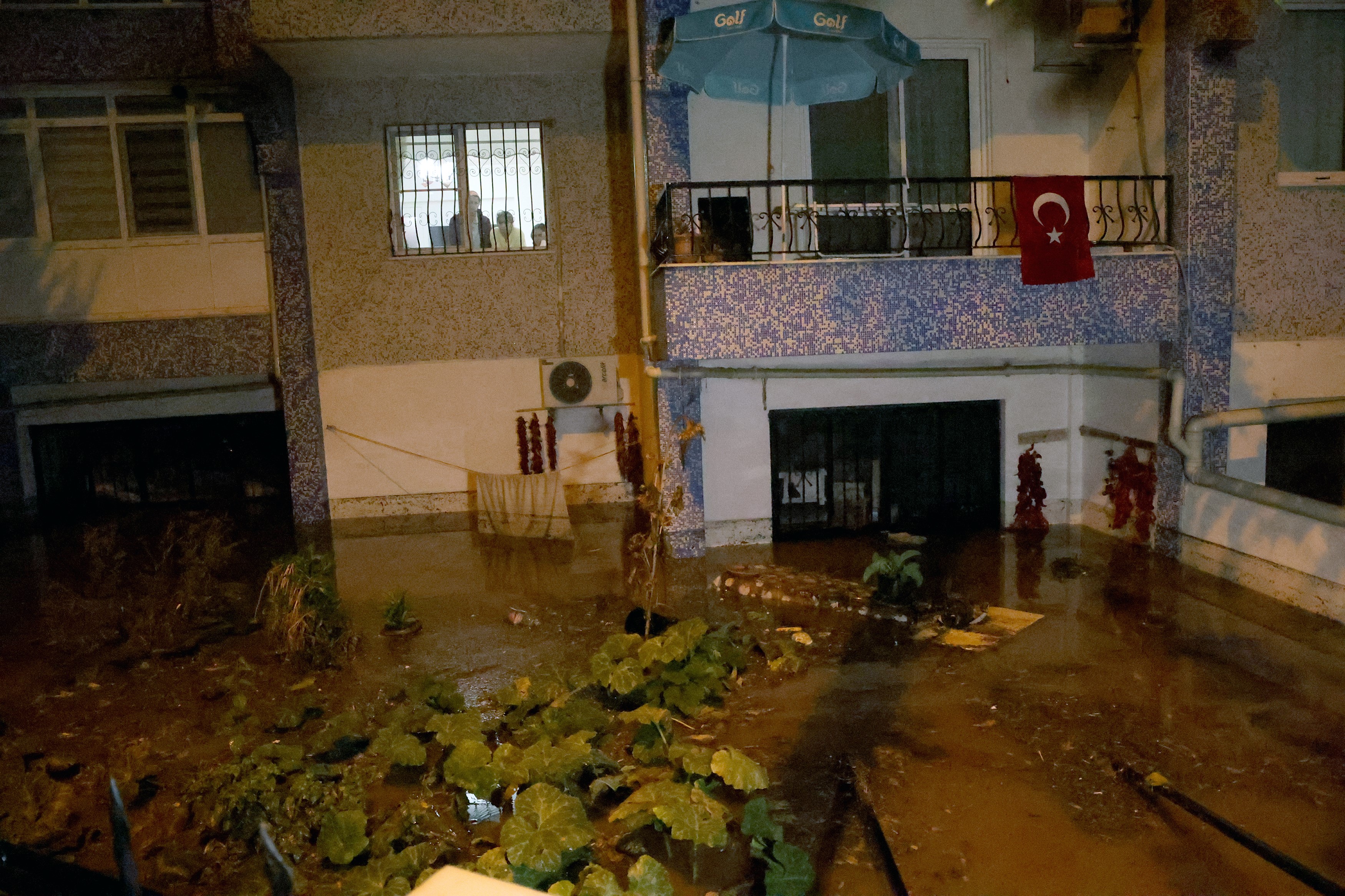 EVLERİ SU BASTI!