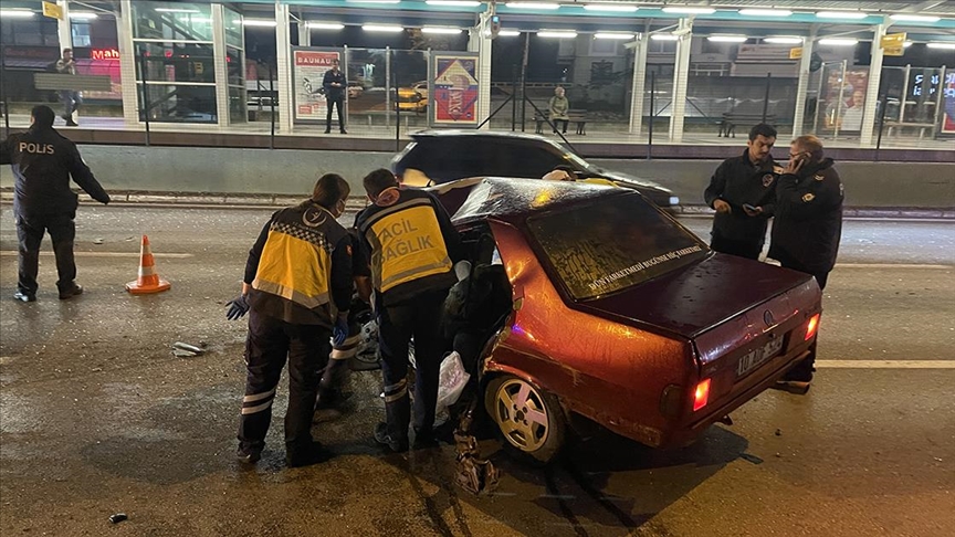 KONTROLDEN ÇIKAN ARAÇ DUVARA ÇARPTI