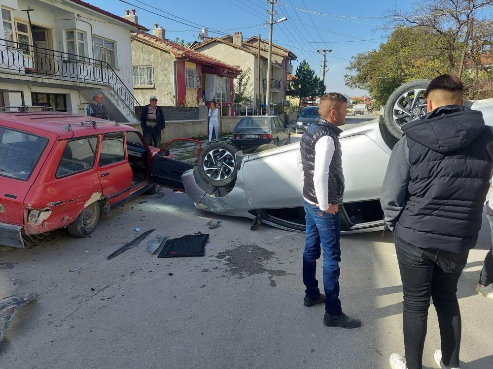 AFYON’DA KAZA: 3 YARALI