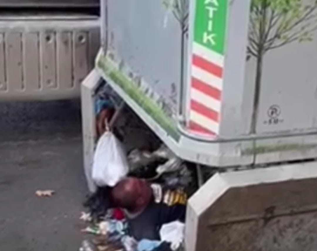 ÇÖP KONTEYNERİNDEN ADAM ÇIKTI