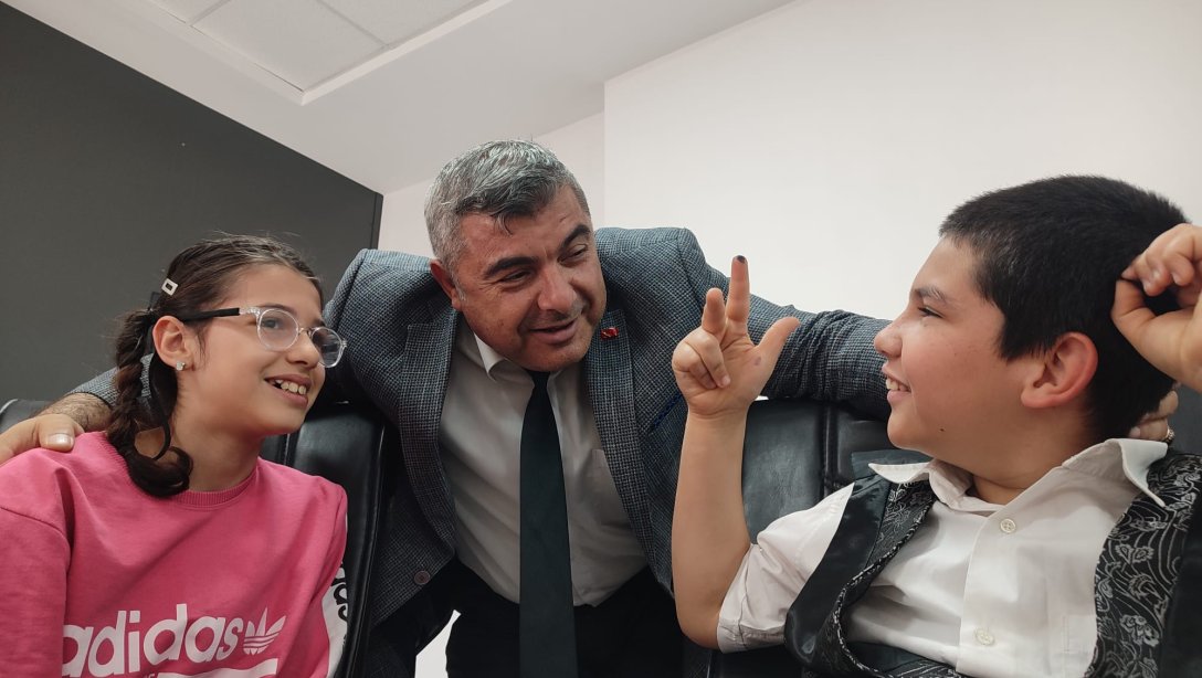 ÖZEL ÖĞRENCİLER İL MÜDÜRÜ SÜNNETCİ'Yİ ZİYARET ETTİ