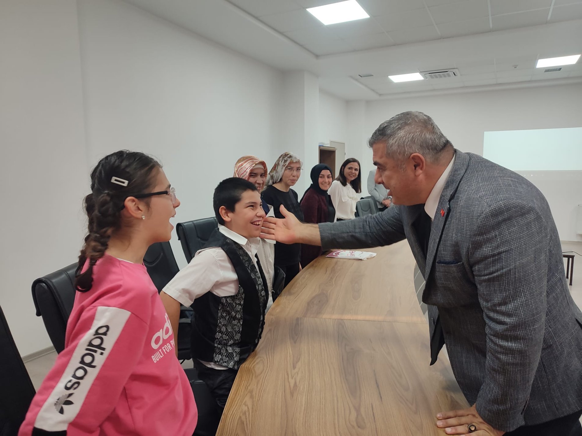 ÖZEL ÖĞRENCİLER İL MÜDÜRÜ SÜNNETCİ'Yİ ZİYARET ETTİ