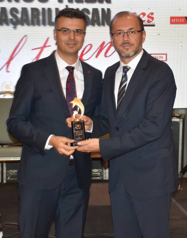 REKTÖR OKUMUŞ’A BAŞARI ÖDÜLÜ VERİLDİ