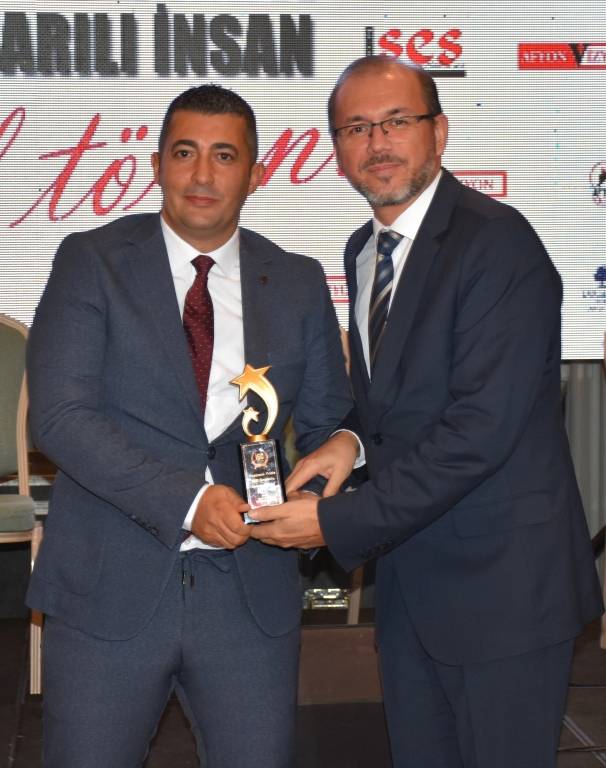 REKTÖR OKUMUŞ’A BAŞARI ÖDÜLÜ VERİLDİ