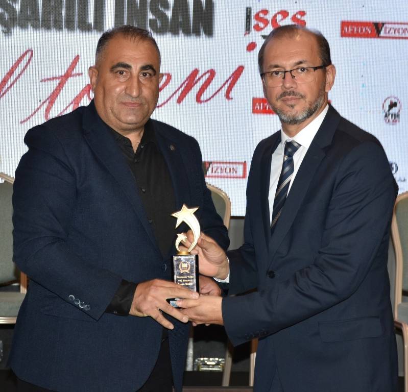 REKTÖR OKUMUŞ’A BAŞARI ÖDÜLÜ VERİLDİ