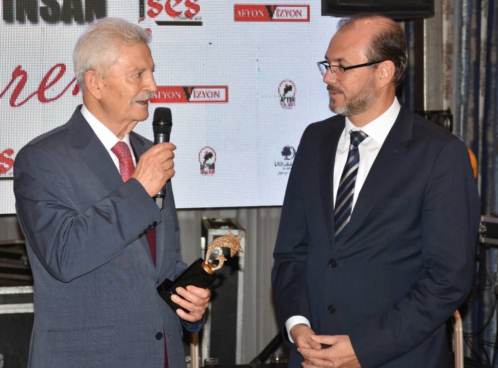 REKTÖR OKUMUŞ’A BAŞARI ÖDÜLÜ VERİLDİ