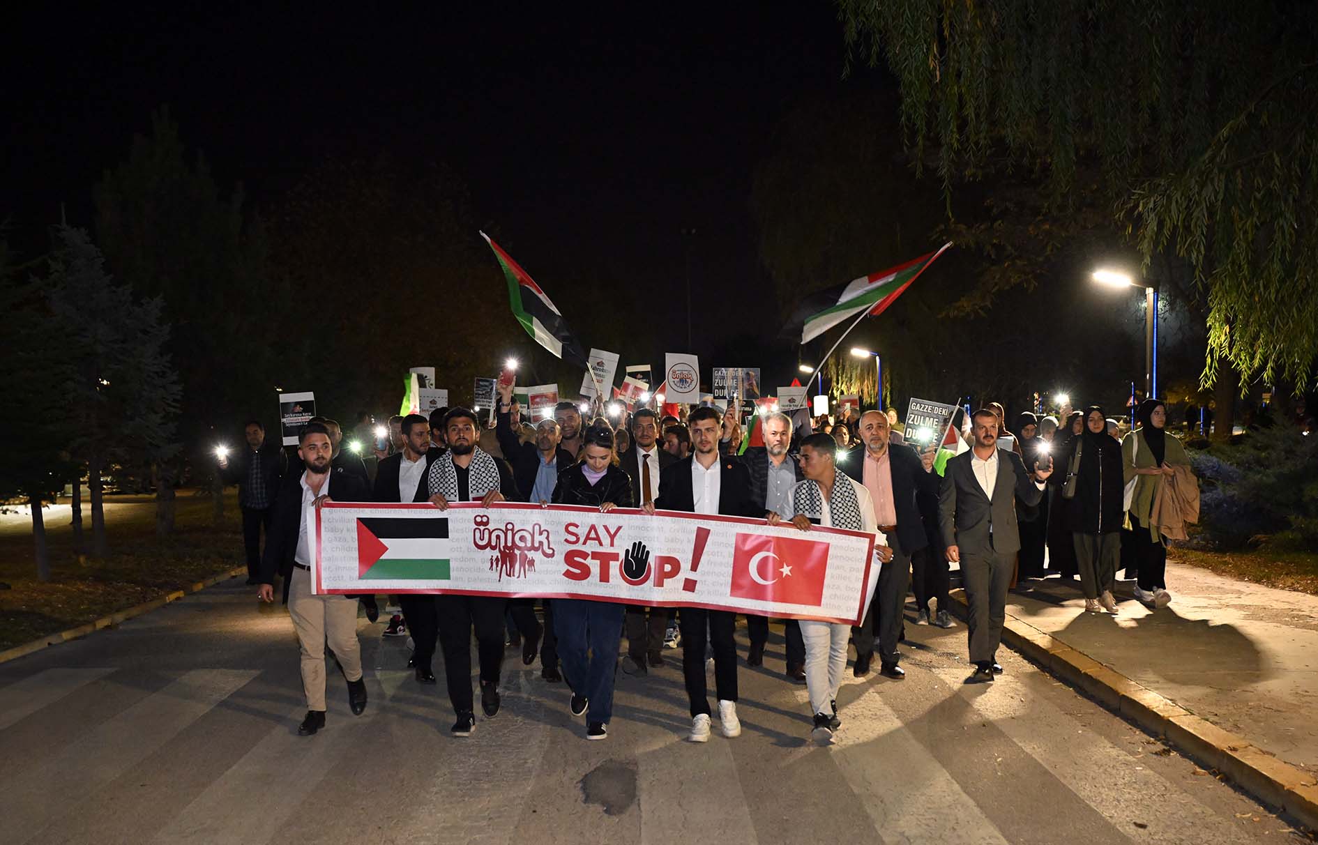 FİLİSTİN HALKI ONURLU BİR MÜCADELE VERİYOR 