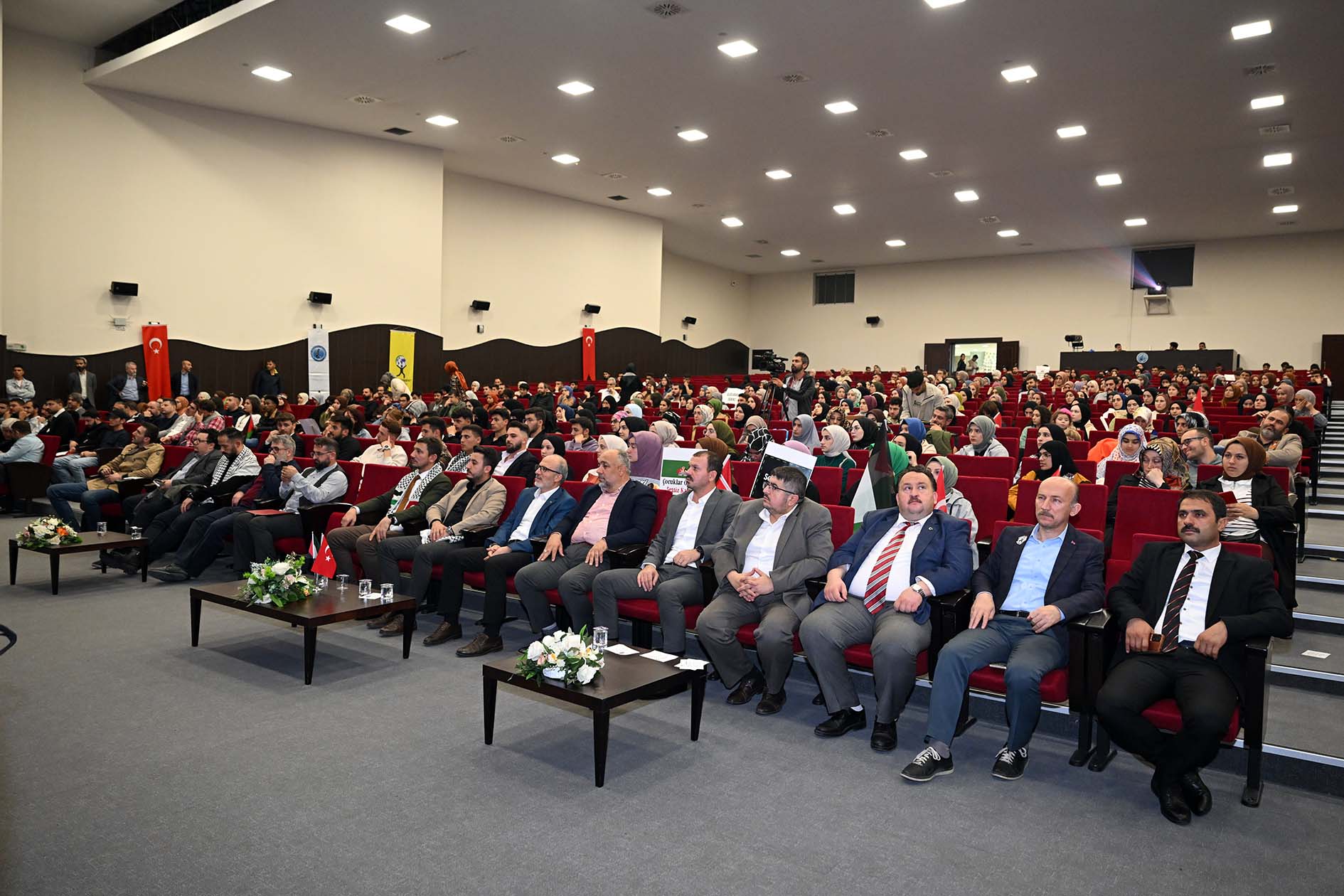 FİLİSTİN HALKI ONURLU BİR MÜCADELE VERİYOR 