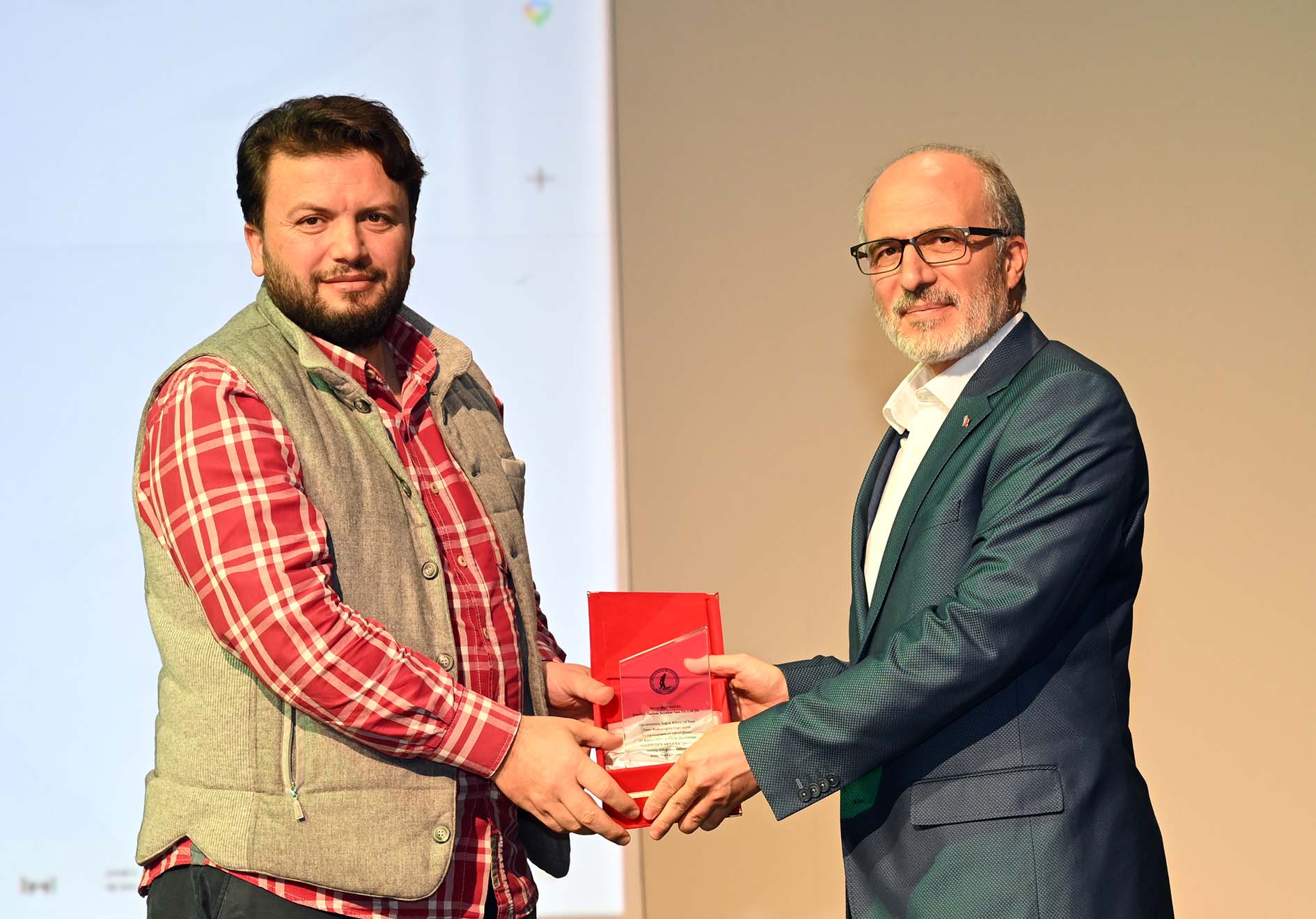 FİLİSTİN HALKI ONURLU BİR MÜCADELE VERİYOR 