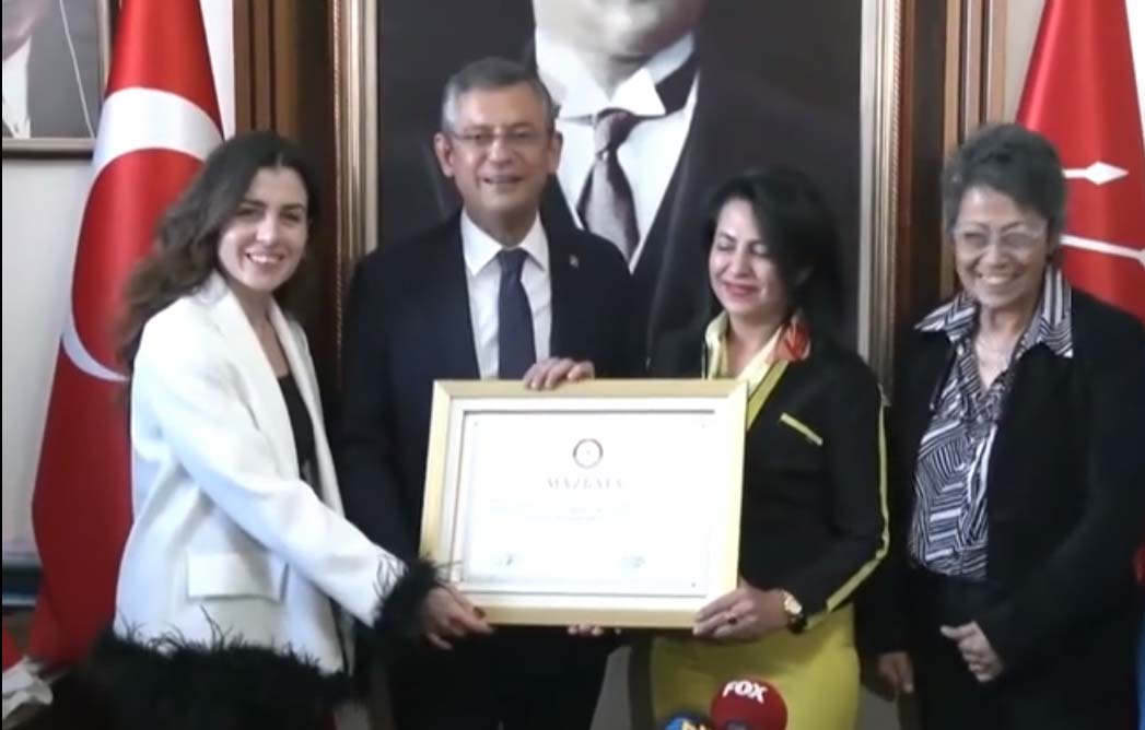 CHP GENEL BAŞKANI ÖZEL MAZBATASINI ALDI