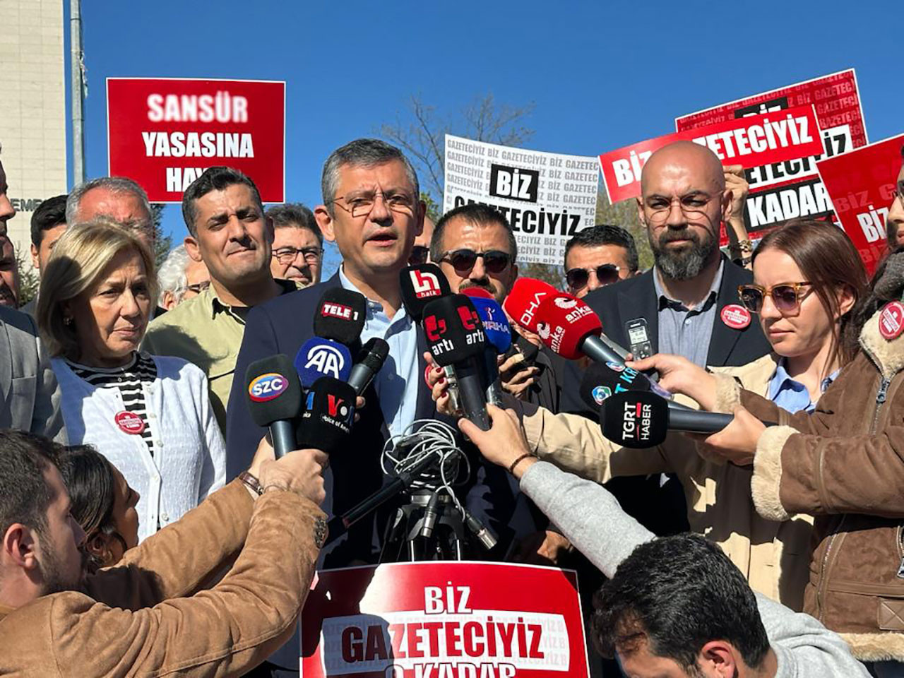 CHP GENEL BAŞKANI ÖZEL MAZBATASINI ALDI