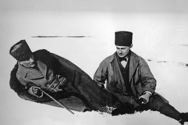 AFYONKARAHİSAR’DA 09.05'TE HAYAT DURDU