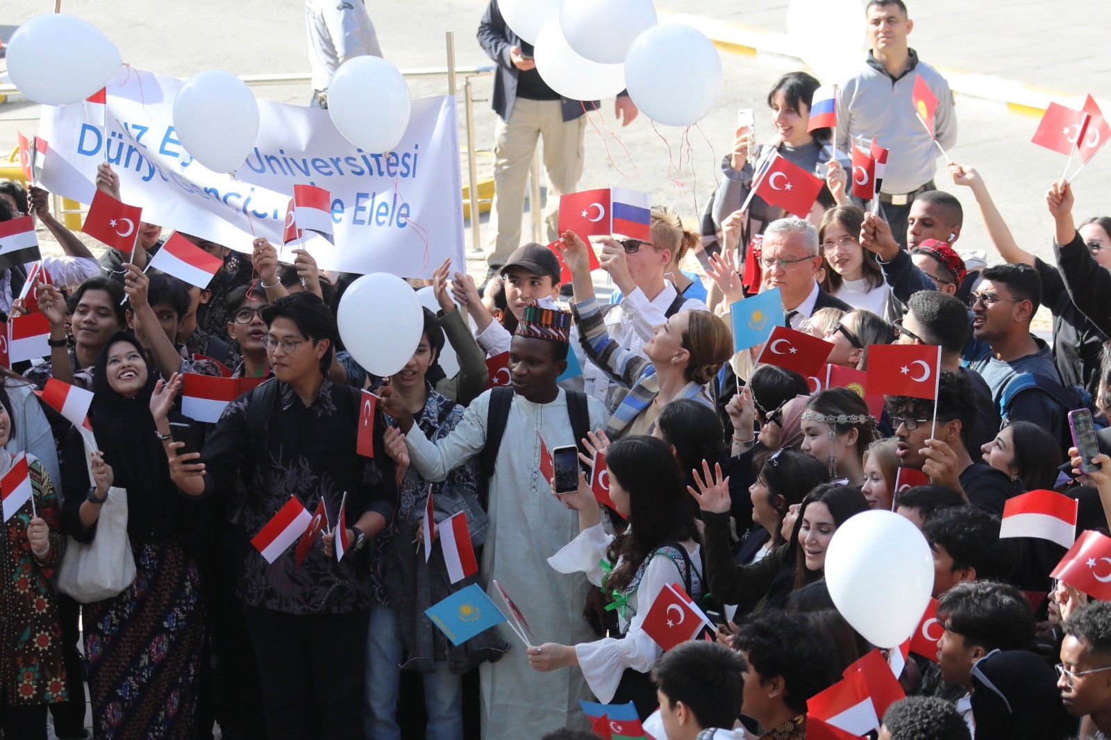 DEÜ'LÜ ÖĞRENCİLER FİLİSTİN İÇİN BARIŞ BALONLARI UÇURDU