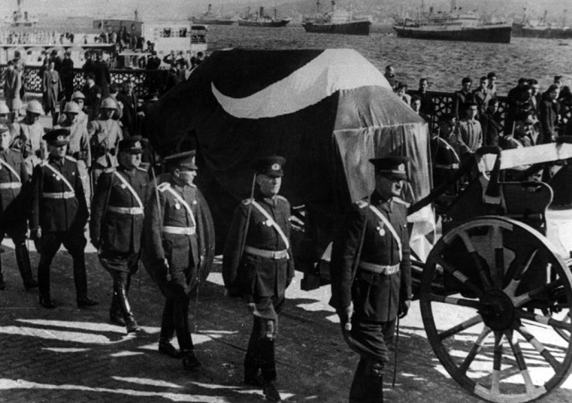 AFYONKARAHİSAR’DA 09.05'TE HAYAT DURDU