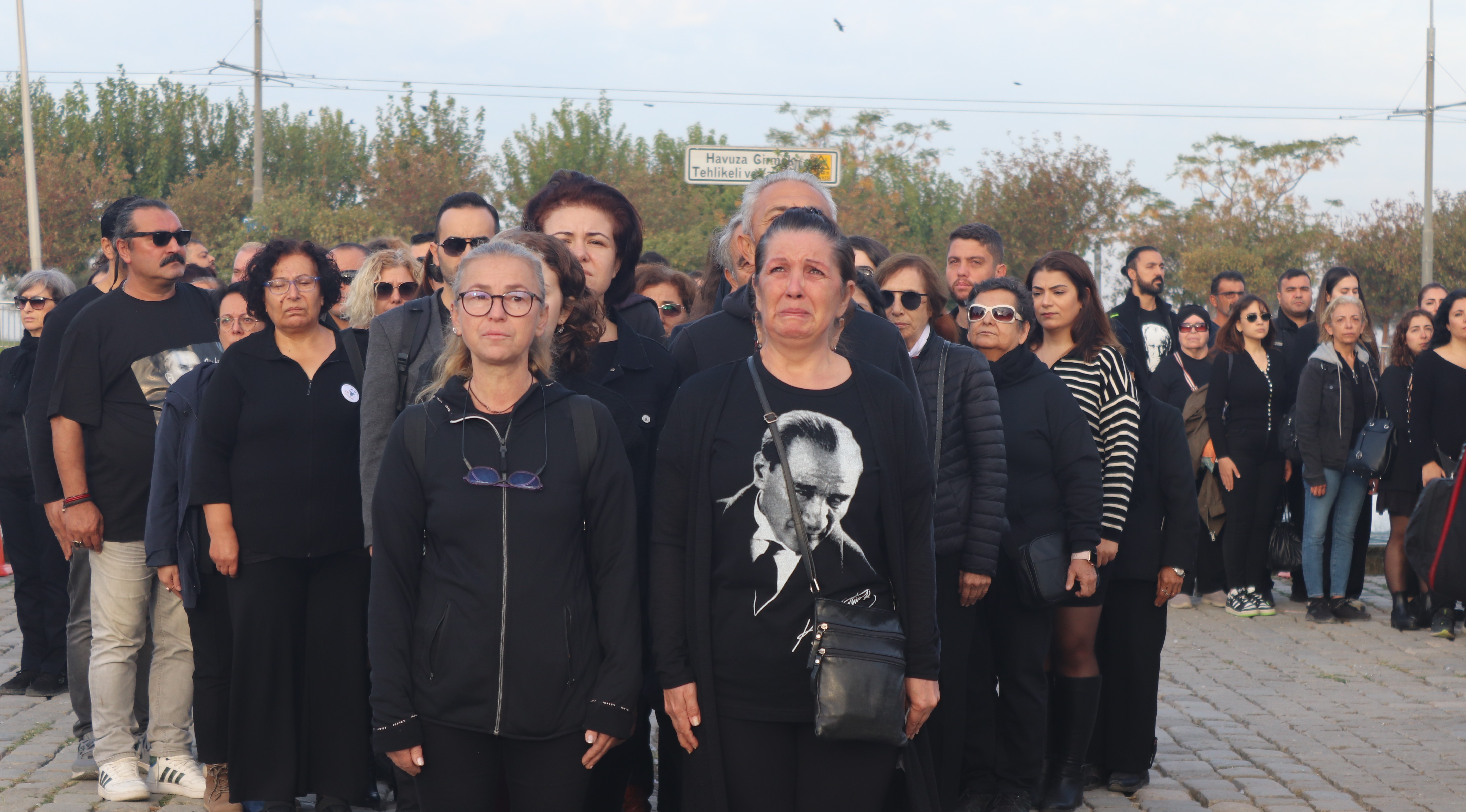 İZMİR'DE HAYAT DURDU