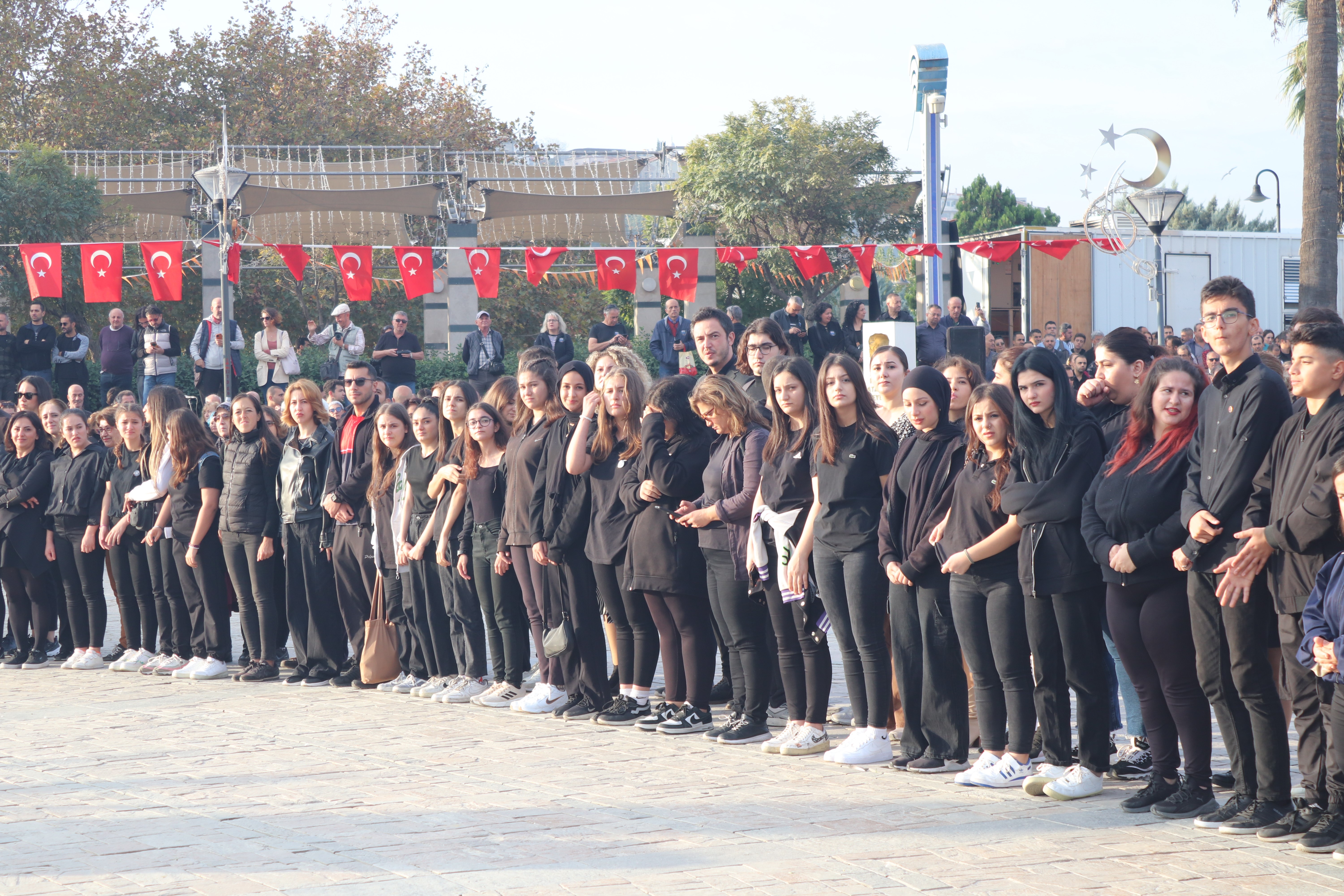 İZMİR'DE HAYAT DURDU