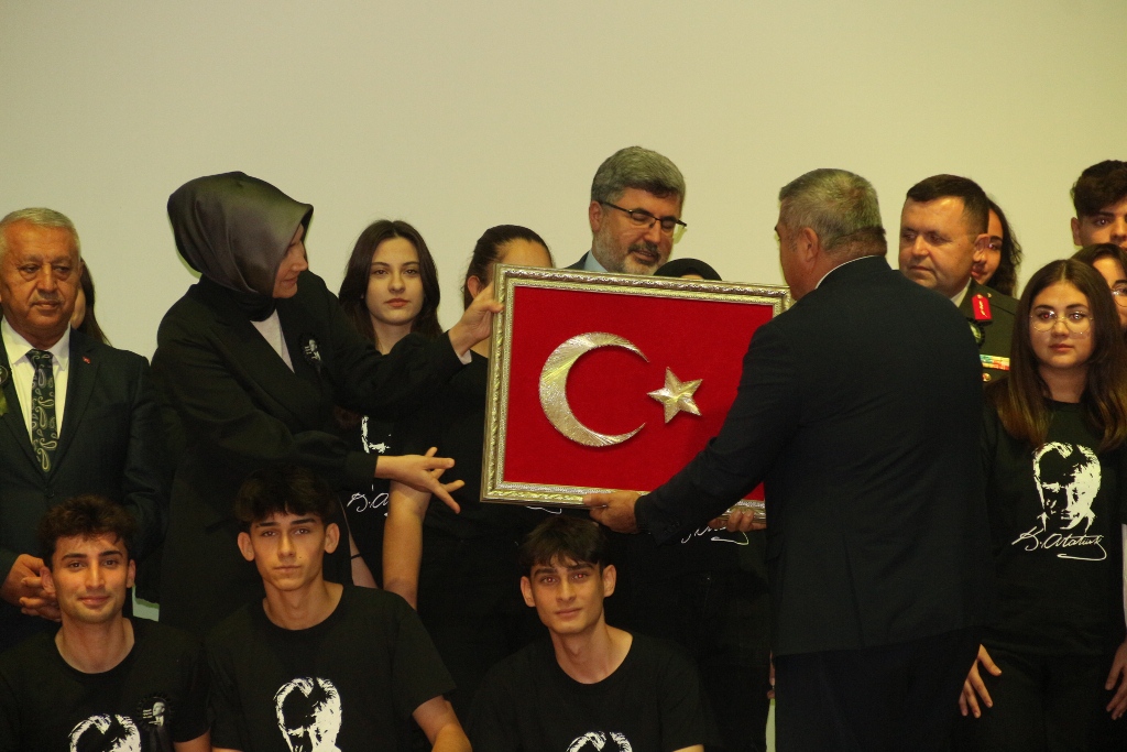 GENÇLER ATALARINI UNUTMADI
