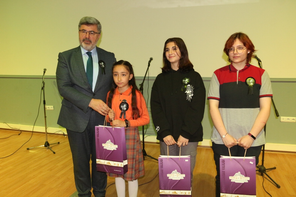 GENÇLER ATALARINI UNUTMADI
