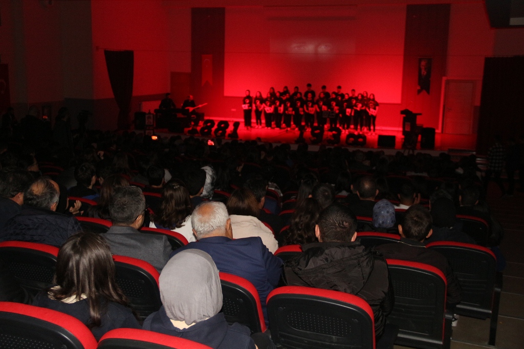 GENÇLER ATALARINI UNUTMADI