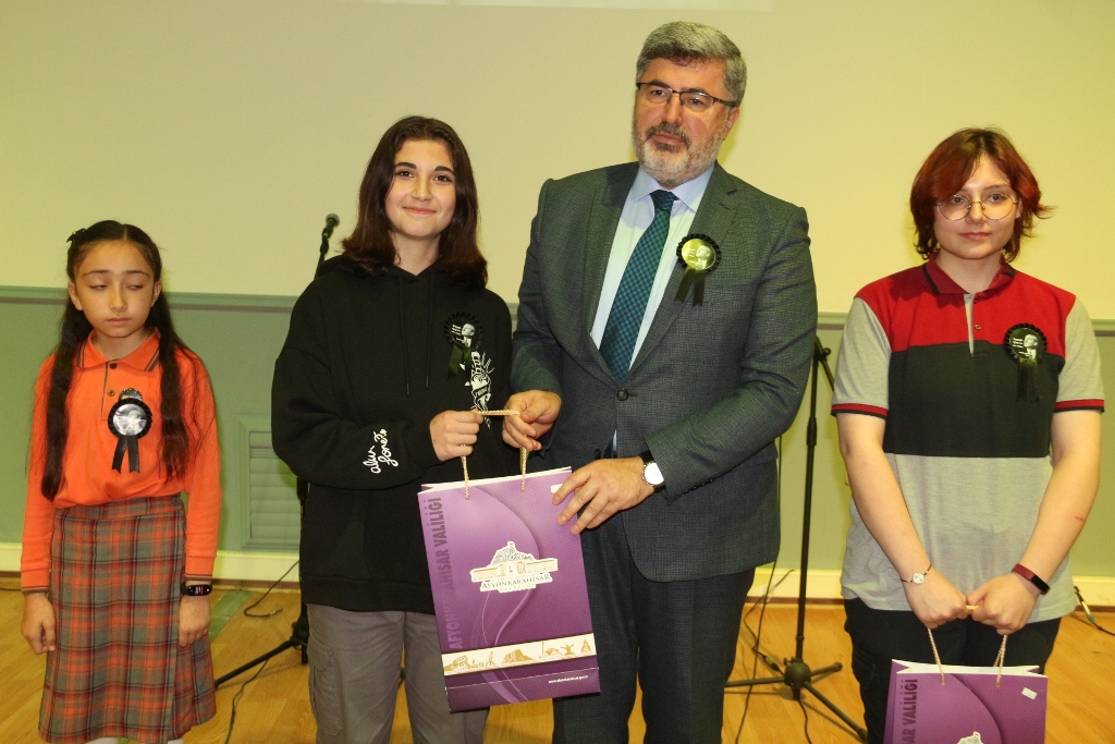 GENÇLER ATALARINI UNUTMADI