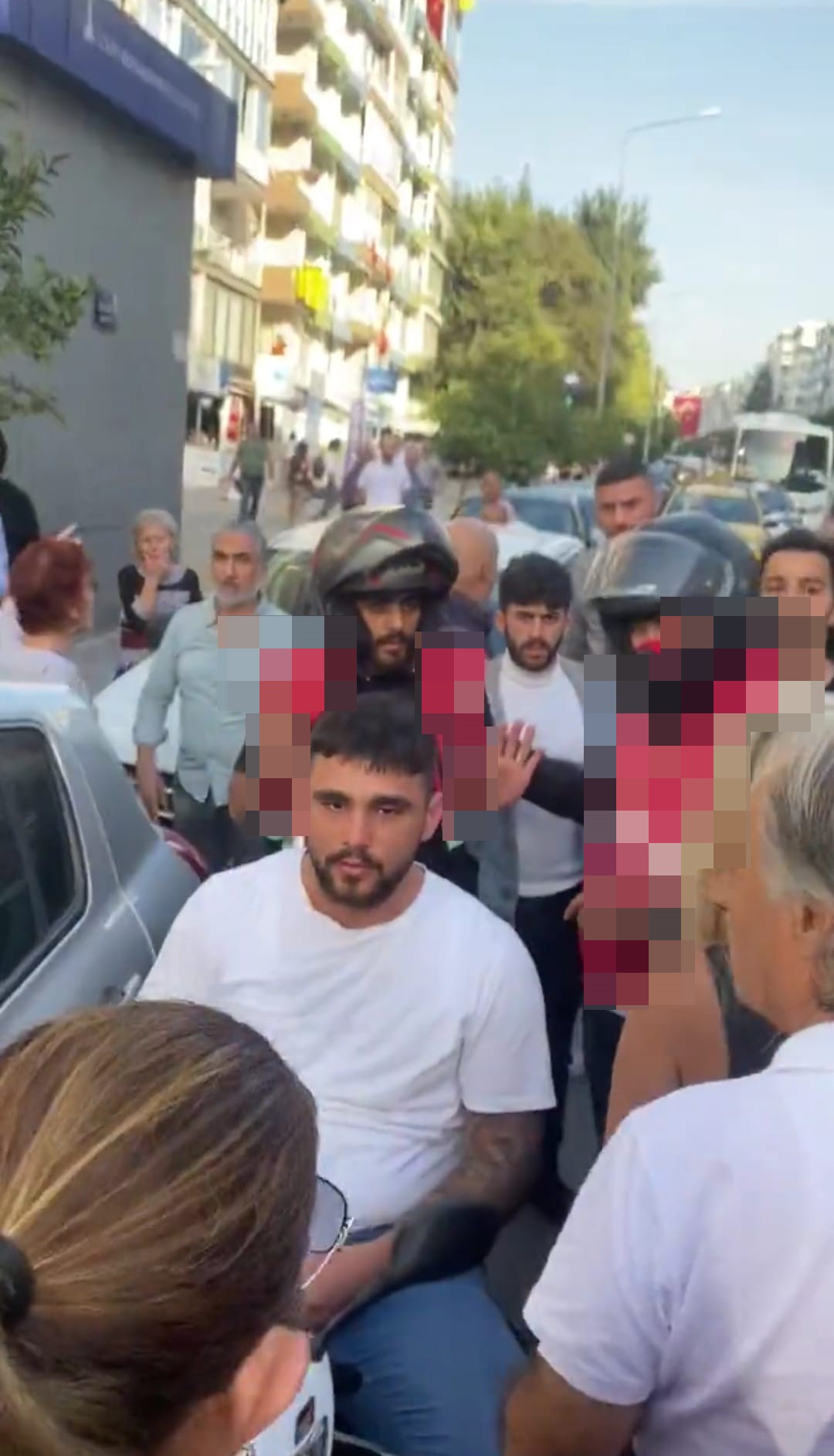 ÜÇ MOTOKURYEDEN YAŞLI ADAMA ÖLDÜRESİYE DAYAK