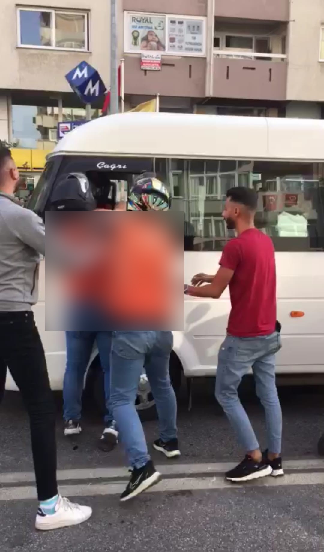 ÜÇ MOTOKURYEDEN YAŞLI ADAMA ÖLDÜRESİYE DAYAK