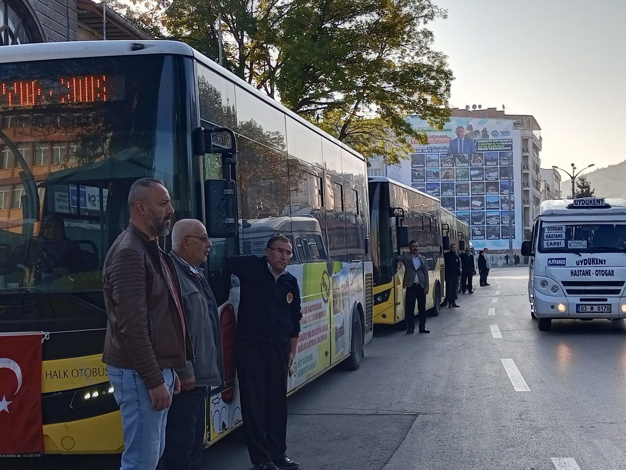 Halk Otobüsleri Şoförlerinden Atatürk'e Büyük Saygı
